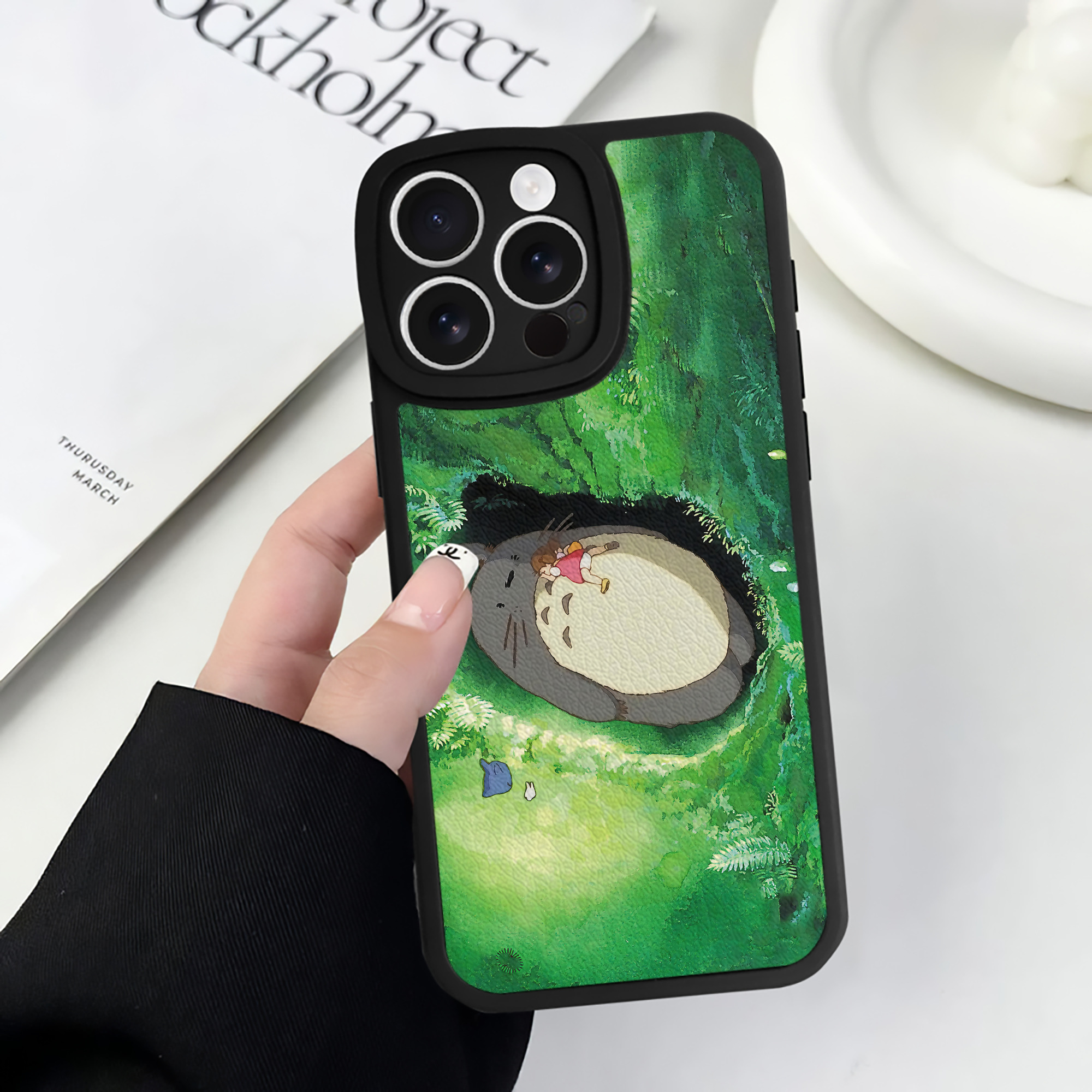（画像用） となりのトトロ 草壁メイ 草壁サツキ My Neighbor Totoro Satsuki Kusakabe Mei Kusakabe 【iPhone 16シリーズ対応】シリコンスマホケース（レザー調） 材質：シリコン